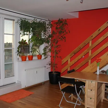 Sunny Two-story Kyje アパート *