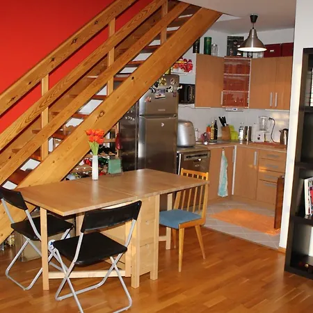 Sunny Two-story Kyje アパート *