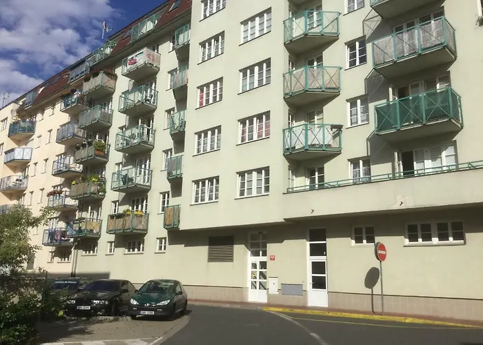 Sunny Two-story Kyje Appartement *